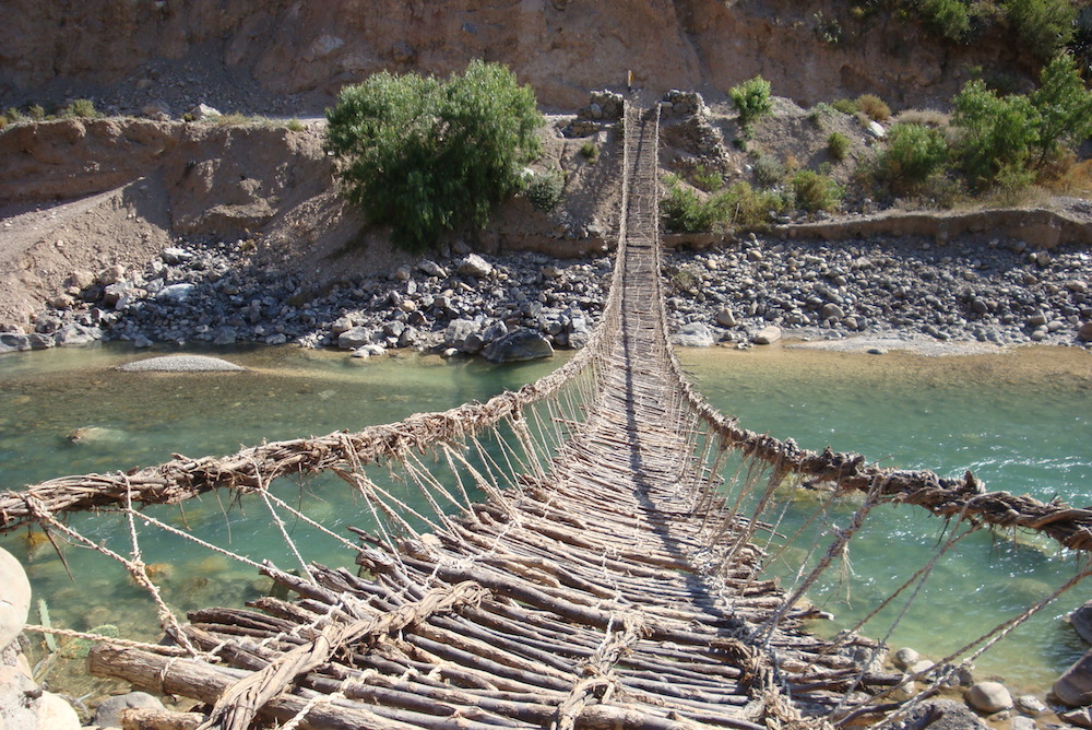 Los puentes de cuerda de Perú penden un hilo –