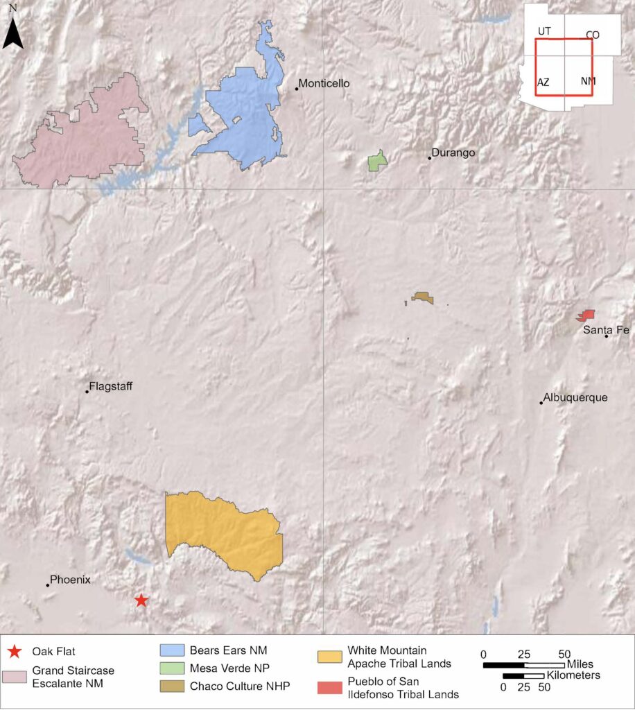 Um mapa de terreno predominantemente bege apresenta diversas áreas de tamanhos e cores diferentes e pontos pretos espalhados rotulados com nomes de cidades, incluindo “Flagstaff”, “Phoenix”, “Monticello”, “Santa Fe”, Albuquerque” e “Durango”. Um pequeno quadrado vermelho no canto superior direito do mapa localiza a região próxima às fronteiras de Utah, Colorado, Arizona e Novo México. Uma legenda na parte inferior do mapa associa cada cor a um rótulo: azul claro significa “Bears Ears NM”, verde claro significa “Mesa Verde NP”, tan significa “Cultura Chaco NHP”, goldenrod significa “Terras Tribais White Mountain Apache, ”E coral significa “Pueblo das Terras Tribais de San Ildefonso”.